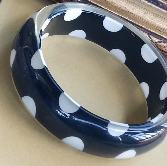 LUCITE BLACK AND WHITE POLKA-DOT BANGLE - Picture 4 of 5